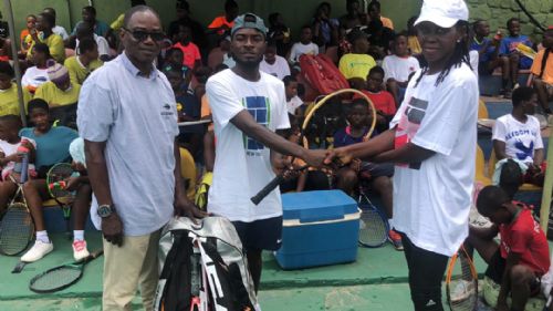 THE NUNOO FOUNDATION HOLDS A TENNIS CLINIC 